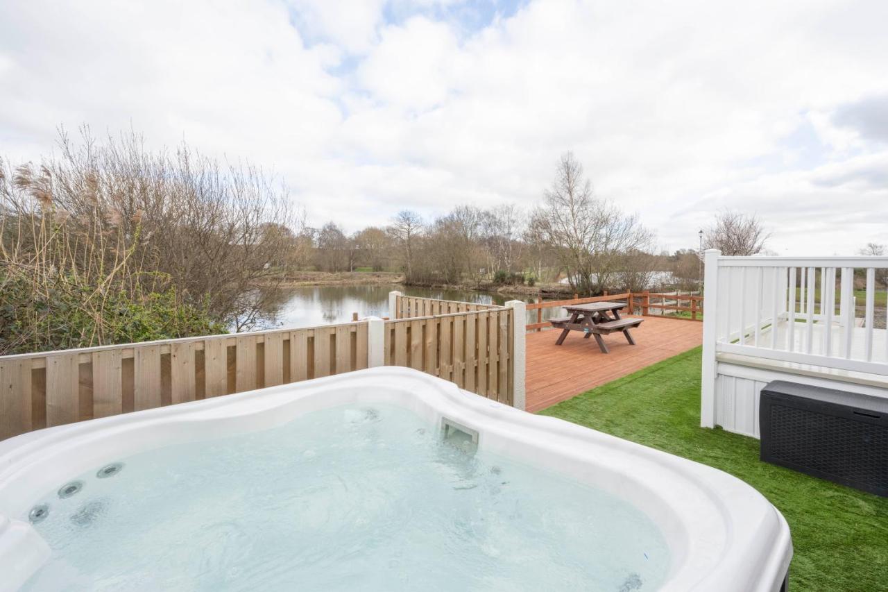 Hallcroft Fishery And Holiday Park 雷特福德 外观 照片