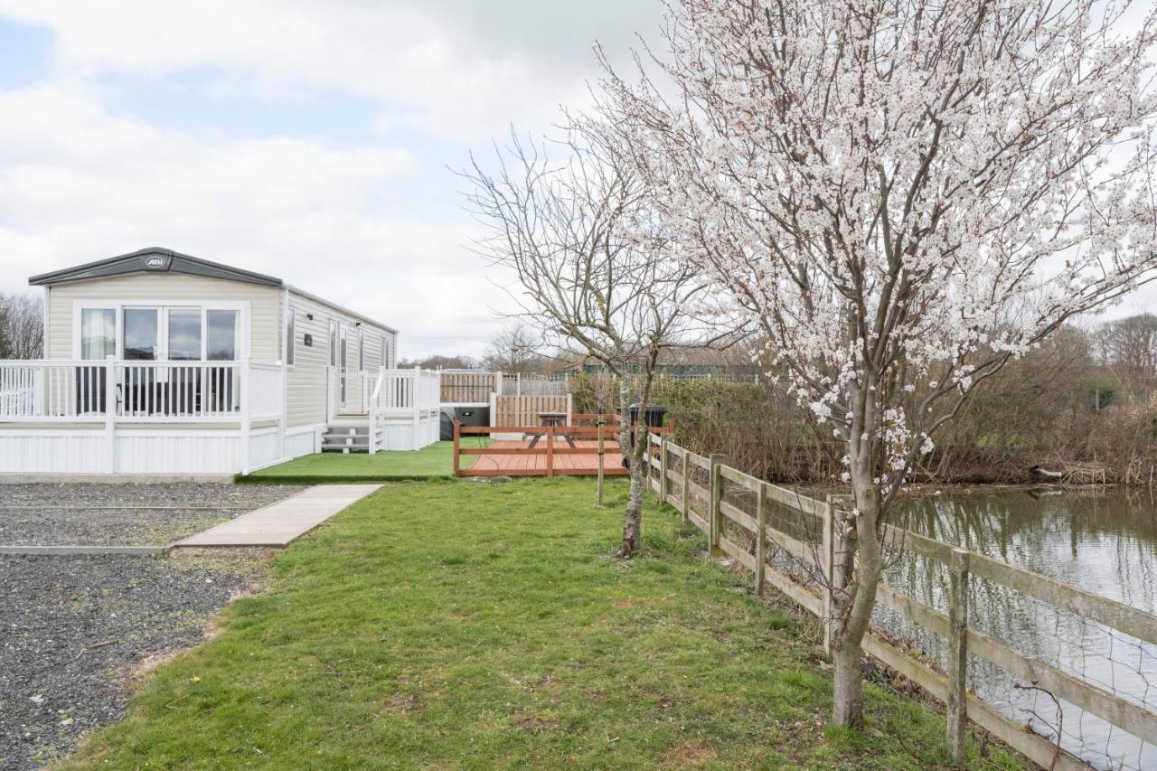 Hallcroft Fishery And Holiday Park 雷特福德 外观 照片