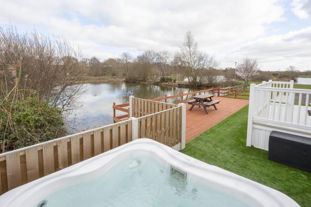 Hallcroft Fishery And Holiday Park 雷特福德 外观 照片